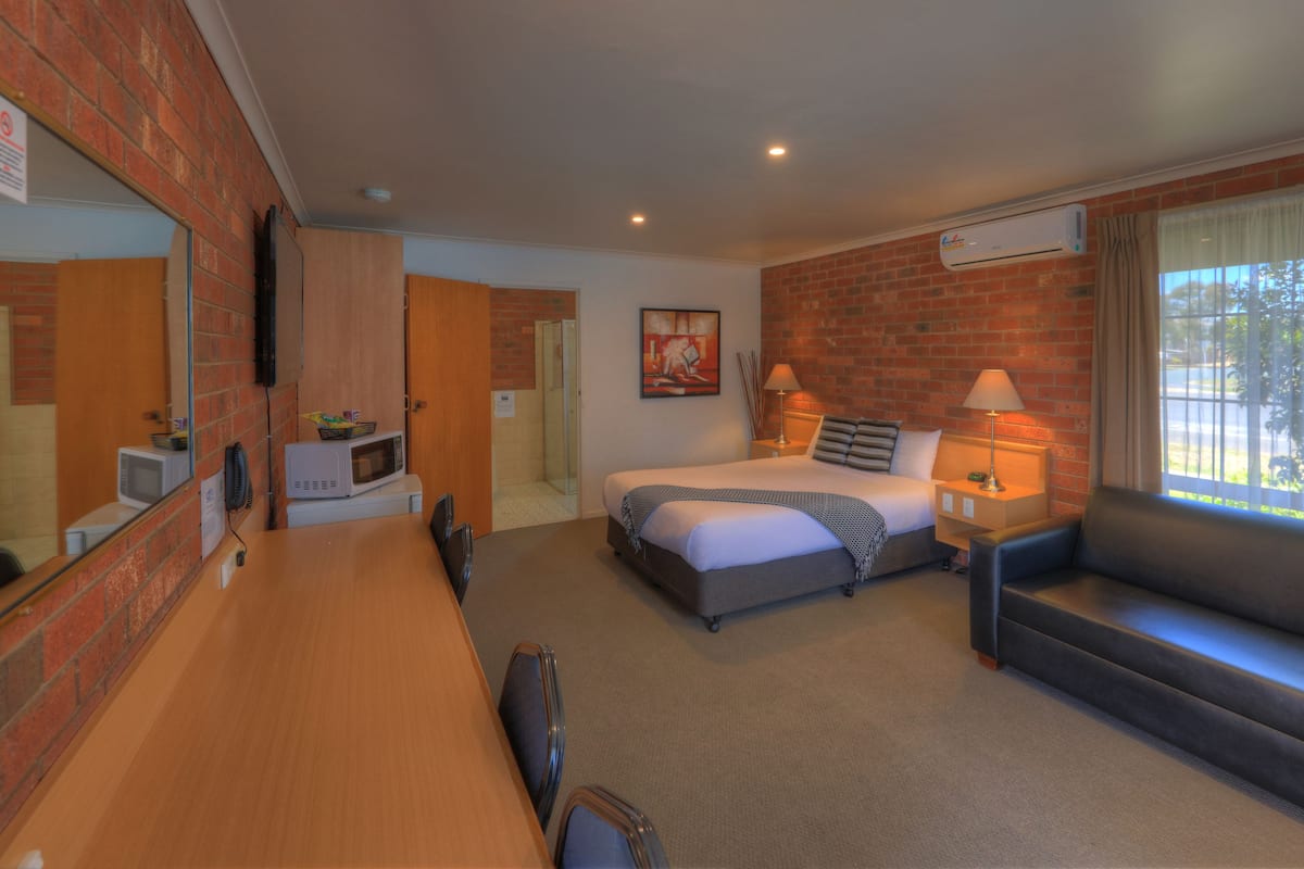 Spa Room | Minibar, desk, blackout drapes, soundproofing