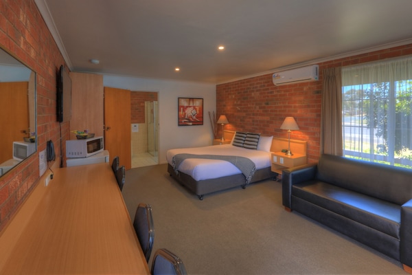 Minibar, escritorio, cortinas blackout y insonorización