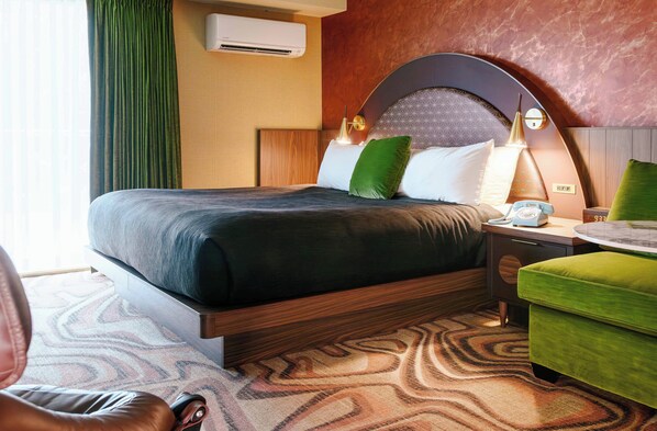 A hotel room with a bed, a desk, a chair, and a green ottoman. - Hotel Zed Victoria (Victoria)