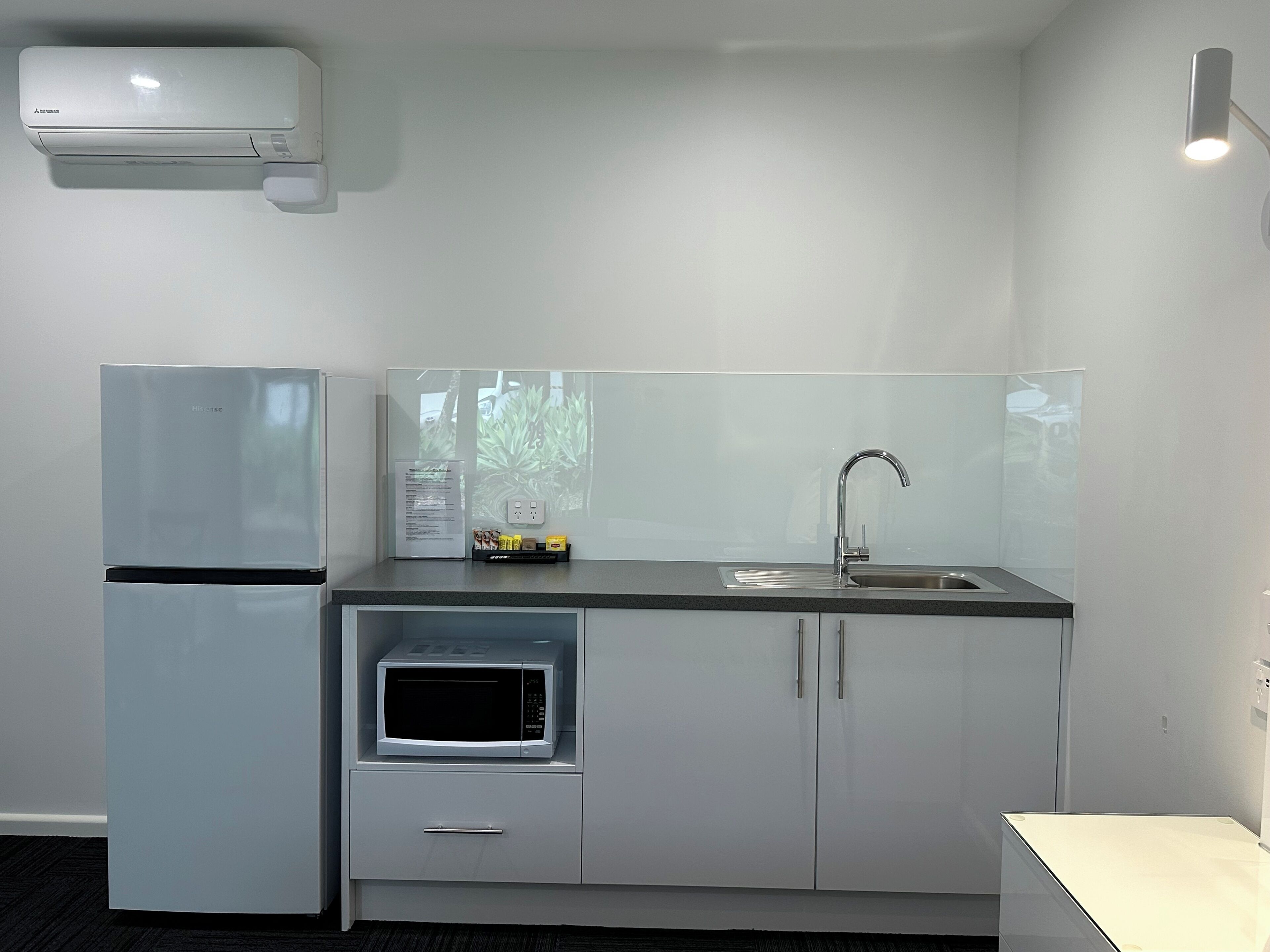 Quarto executivo | Cozinha americana privada | Geladeira grande, micro-ondas, chaleira elétrica, torradeira