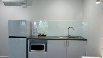 Executive Queen Room with Kitchenette | Private kitchenette | Full-size fridge, microwave, electric kettle, toaster