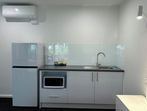 Executive Queen Room with Kitchenette | Private kitchenette | Full-sized fridge, microwave, electric kettle, toaster - Logan City Motor Inn (Slacks Creek)