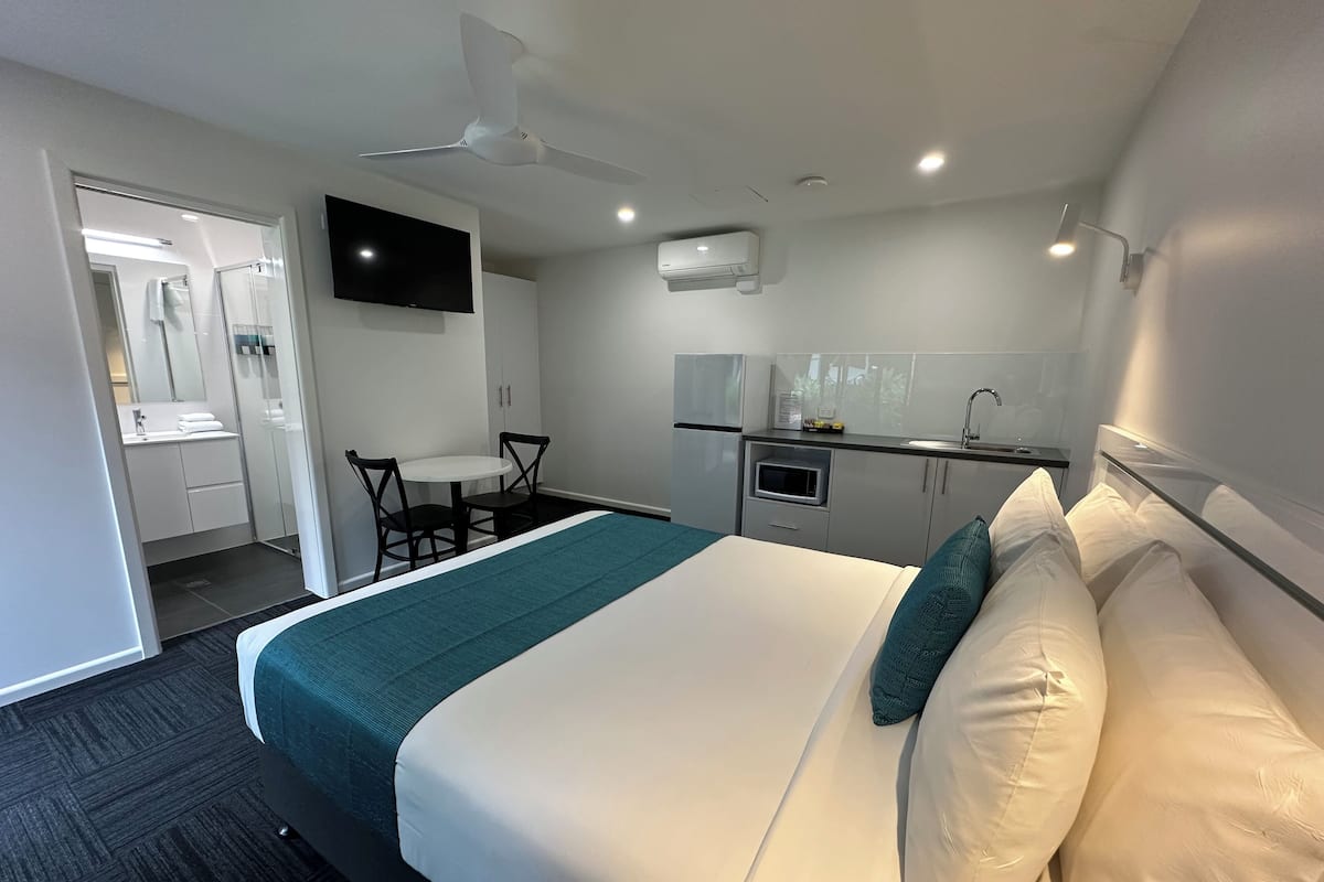 Executive Queen Room with Kitchenette | Pillowtop beds, individually decorated, individually furnished, desk