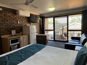 Standard Room, 1 Queen Bed, Non Smoking, Balcony (Standard Queen Room)