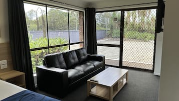 Standard Room, 1 Queen Bed, Accessible, Non Smoking (Double Easy Access) | Garden view
