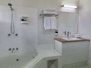 Executive Room, 1 Queen Bed, Non Smoking, Jetted Tub | Bathroom | Hair dryer, towels, soap, shampoo - Logan City Motor Inn (Slacks Creek)
