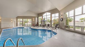 Indoor pool, sun loungers
