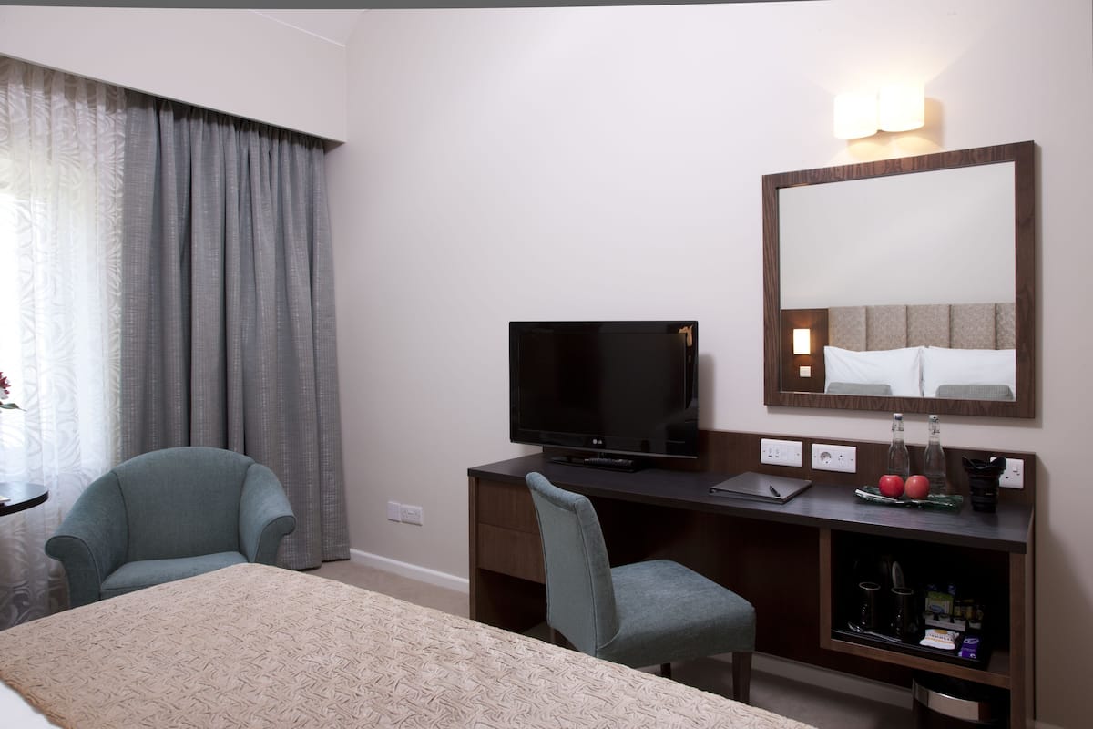 Quarto casal | Roupas de cama premium, cofres nos quartos, escrivaninha