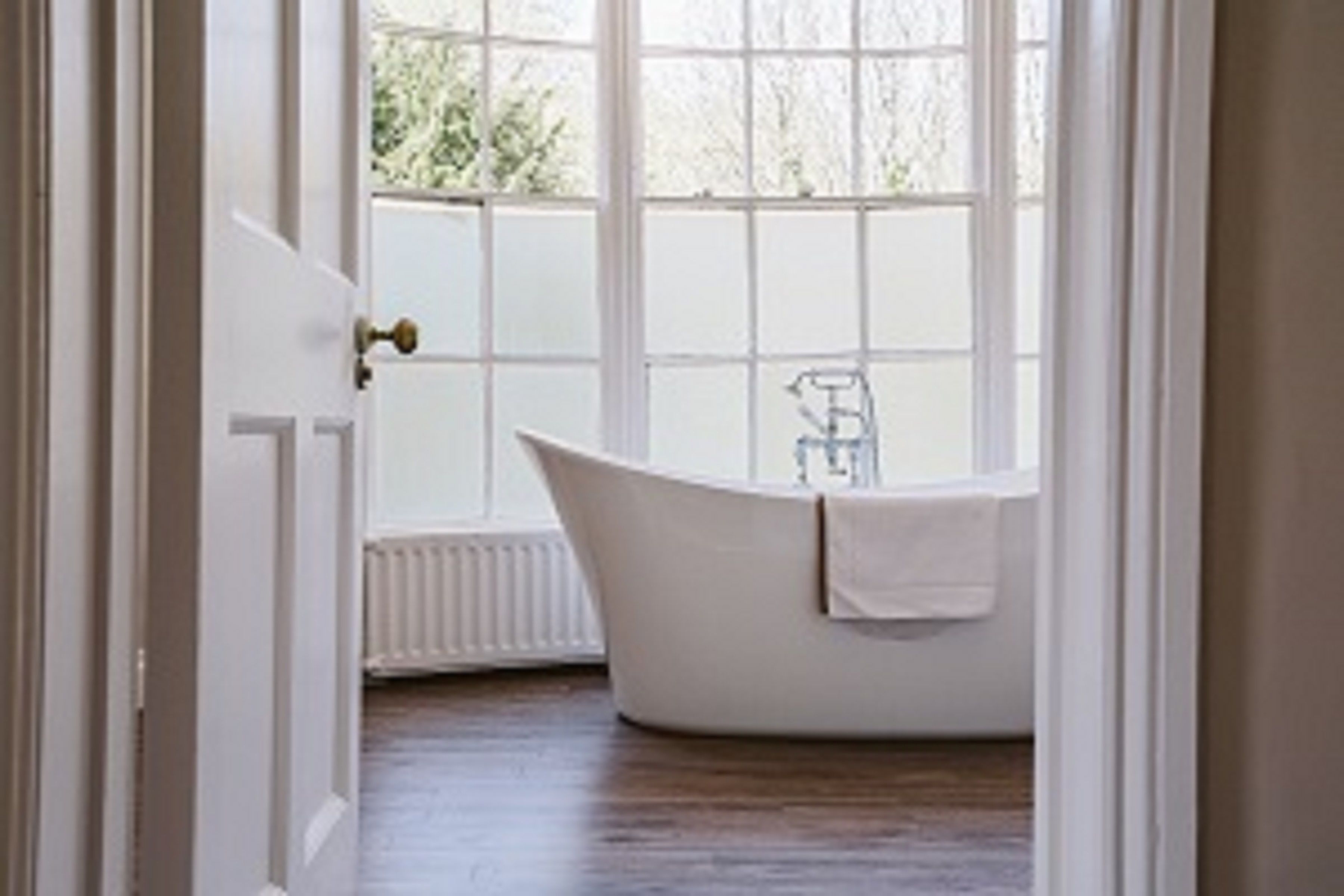 deluxe suite | bathroom | combined shower/bathtub, free toiletries, hair dryer, towels