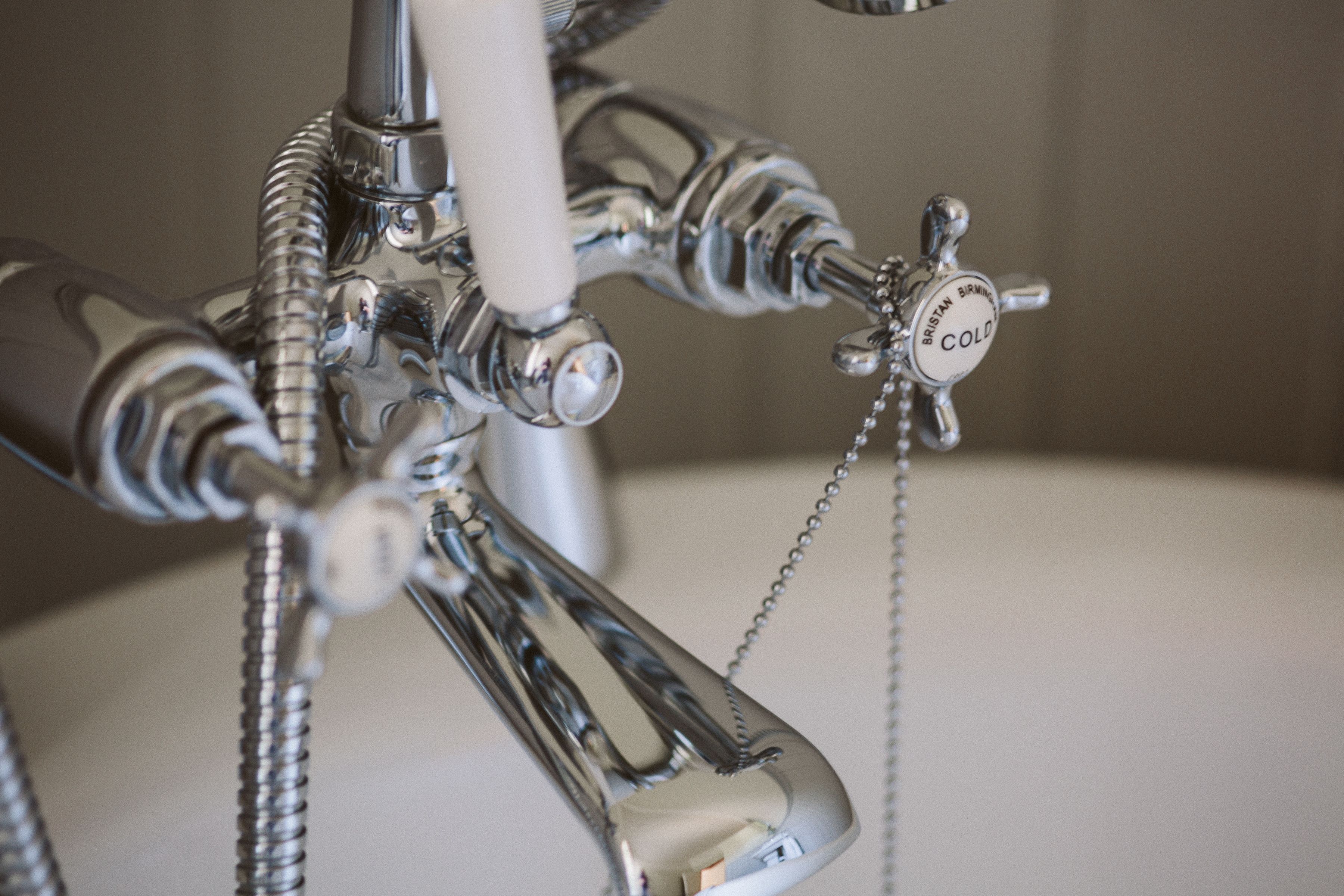 junior suite | bathroom | combined shower/bathtub, free toiletries, hair dryer, towels