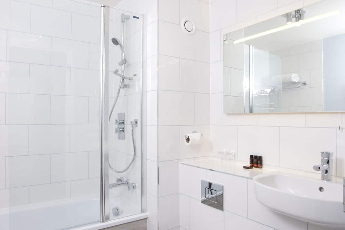 combined shower/bathtub, free toiletries, hair dryer, towels