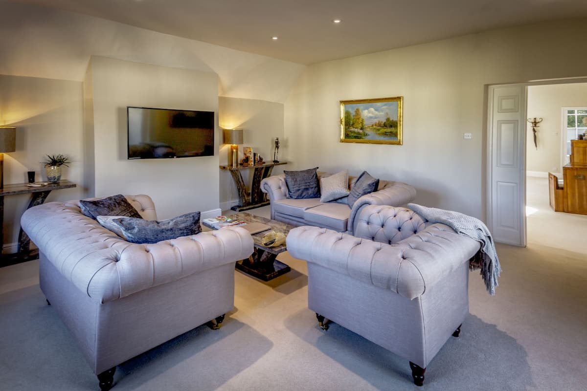 deluxe suite | living room | flat-screen tv