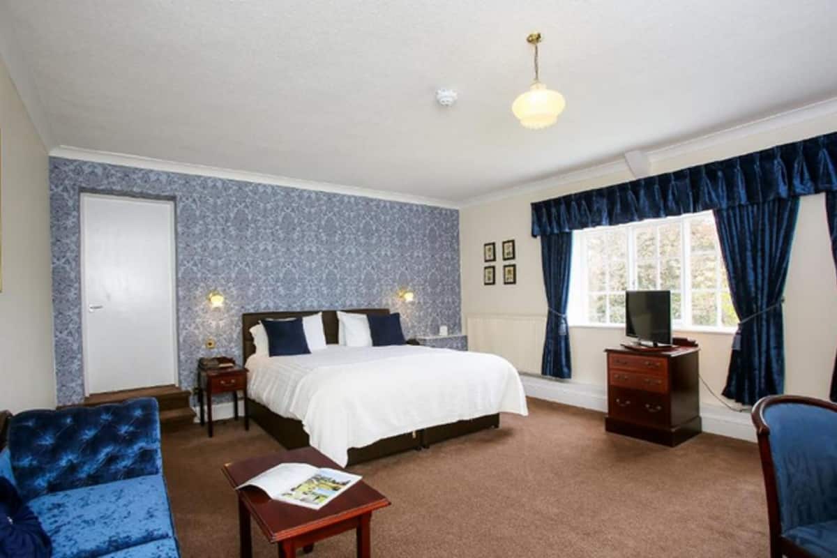 superior king with view | in-room safe, individually decorated, individually furnished, desk