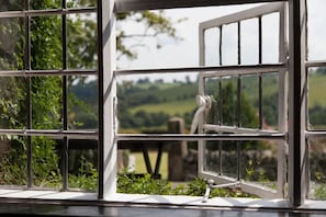 Superior-Zweibettzimmer, Hügelblick | Zimmersafe, individuell dekoriert, individuell eingerichtet