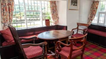 2 restaurants, breakfast, lunch, dinner served; British cuisine 