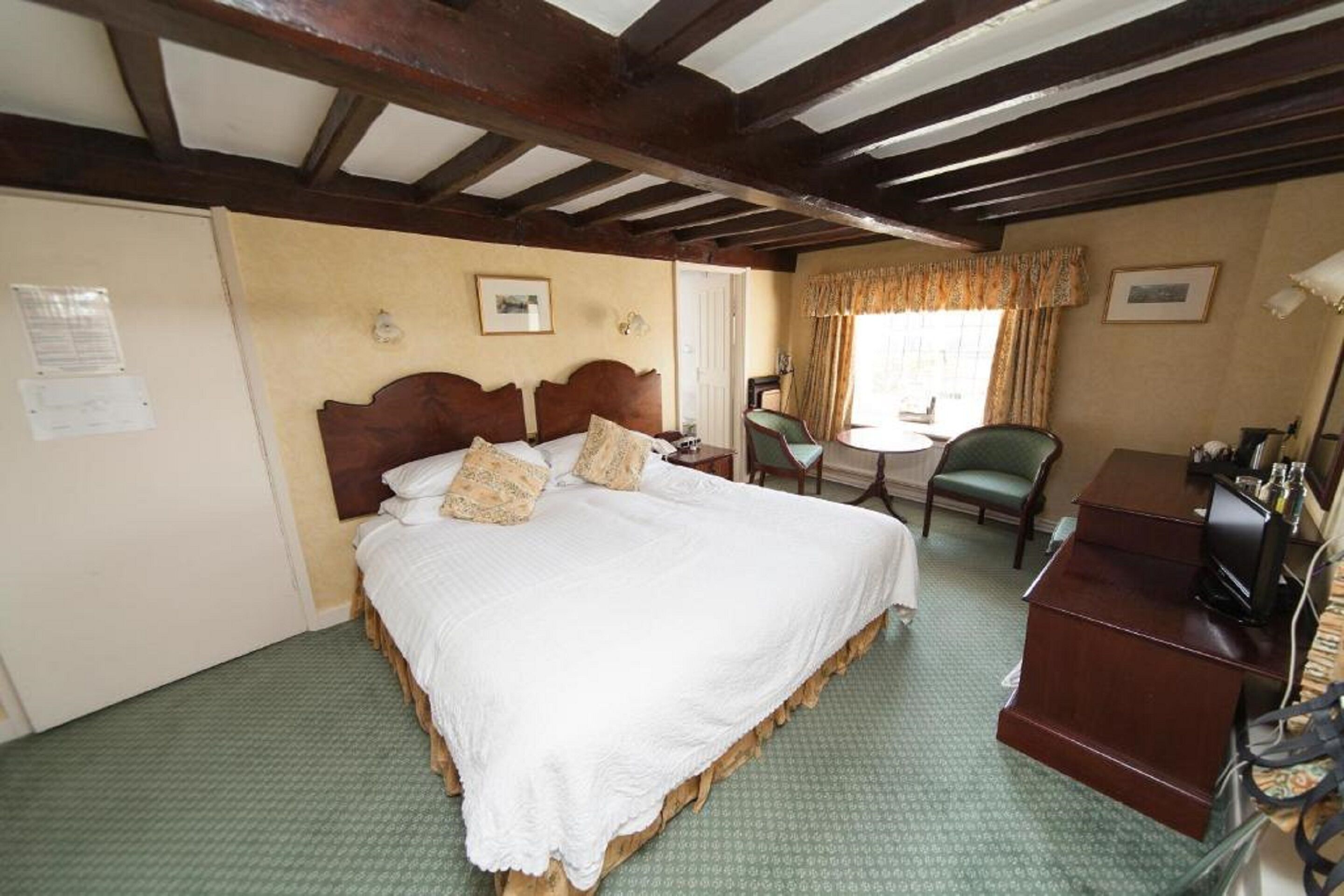 classic double room, garden view | in-room safe, individually decorated, individually furnished, desk