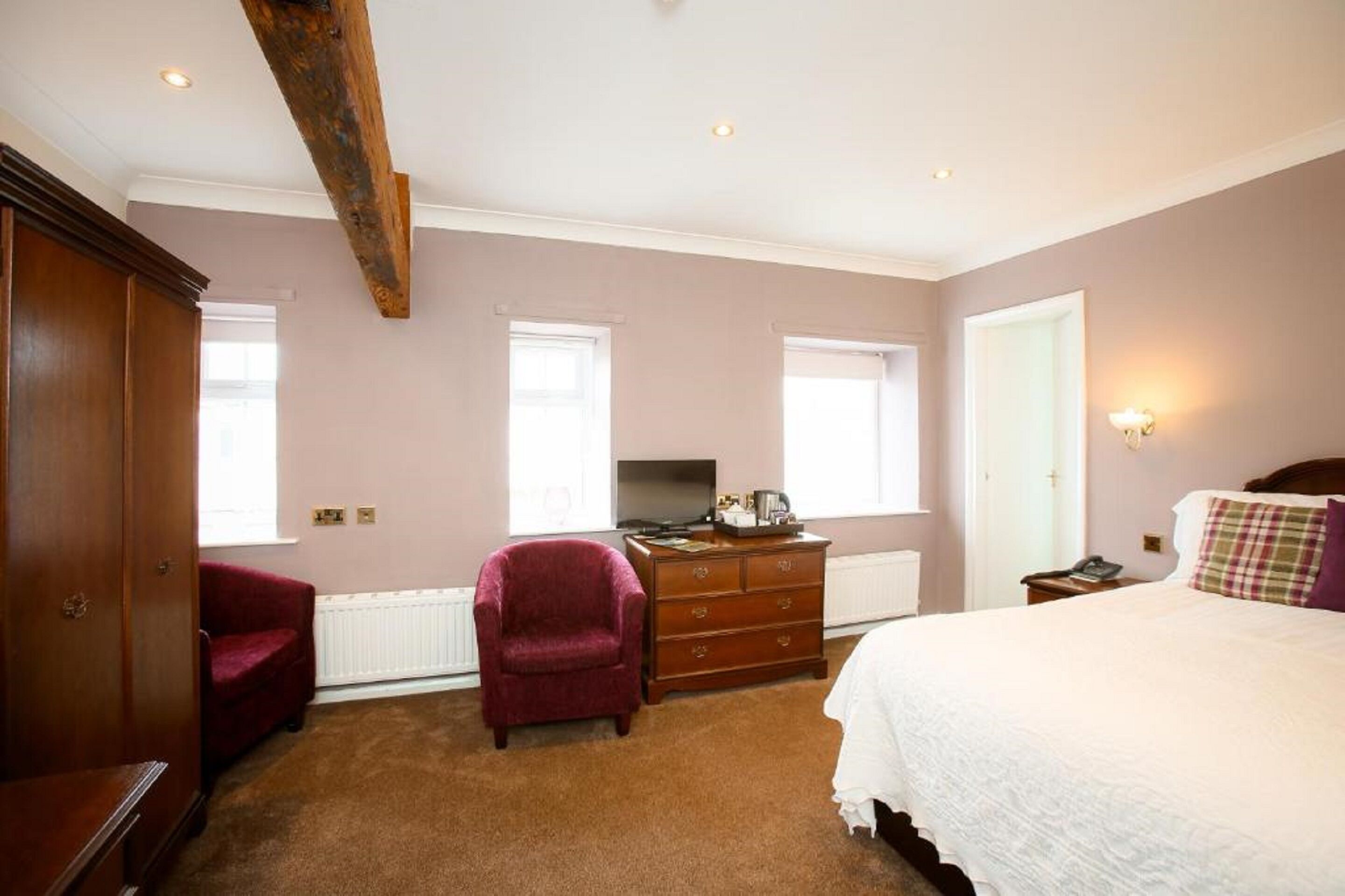 classic double room | in-room safe, individually decorated, individually furnished, desk