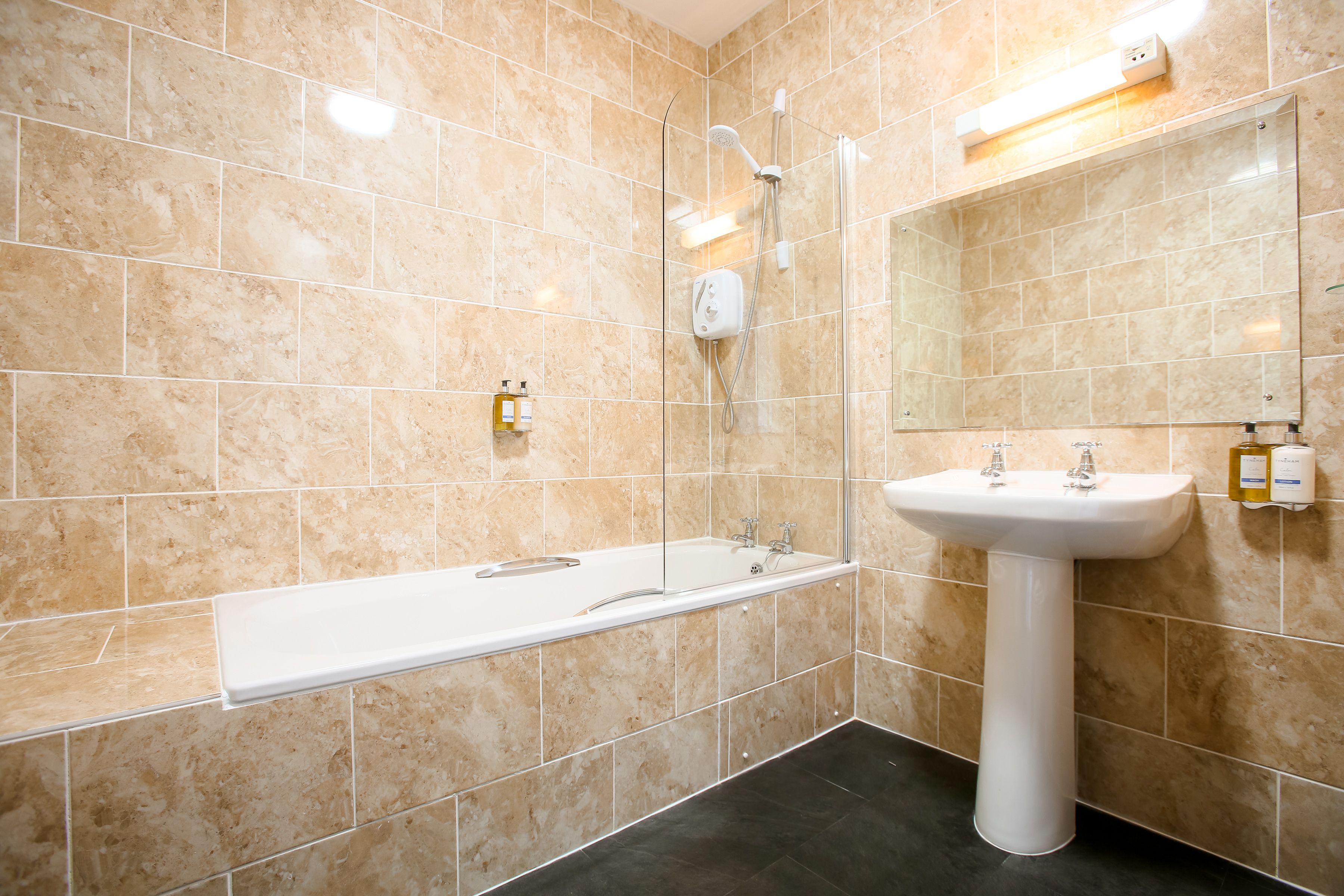 superior king with view | bathroom | combined shower/bathtub, free toiletries, hair dryer, towels