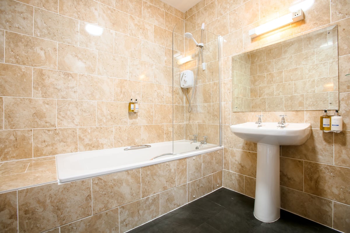 superior king with view | bathroom | combined shower/bathtub, free toiletries, hair dryer, towels