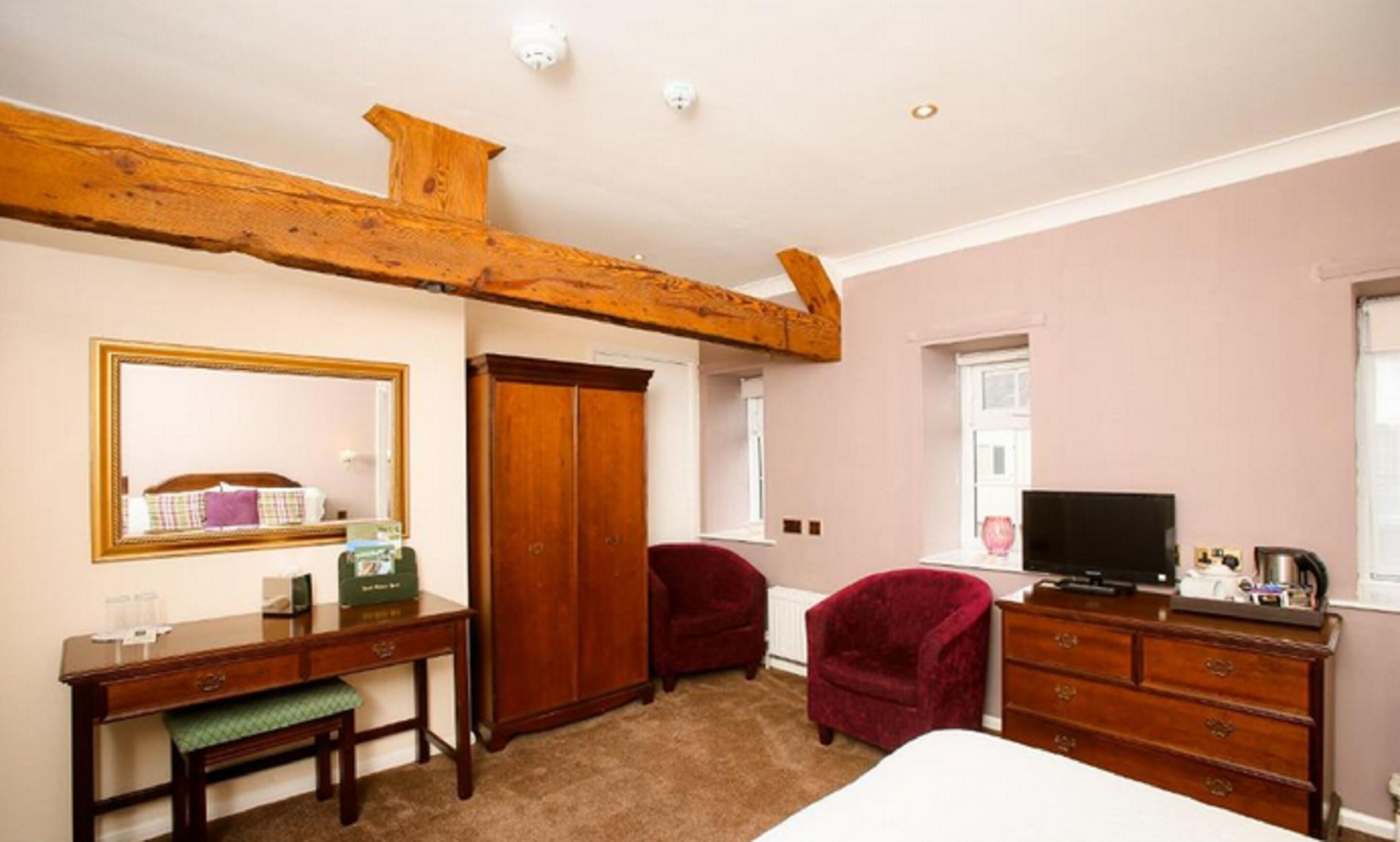 classic double room | in-room safe, individually decorated, individually furnished, desk