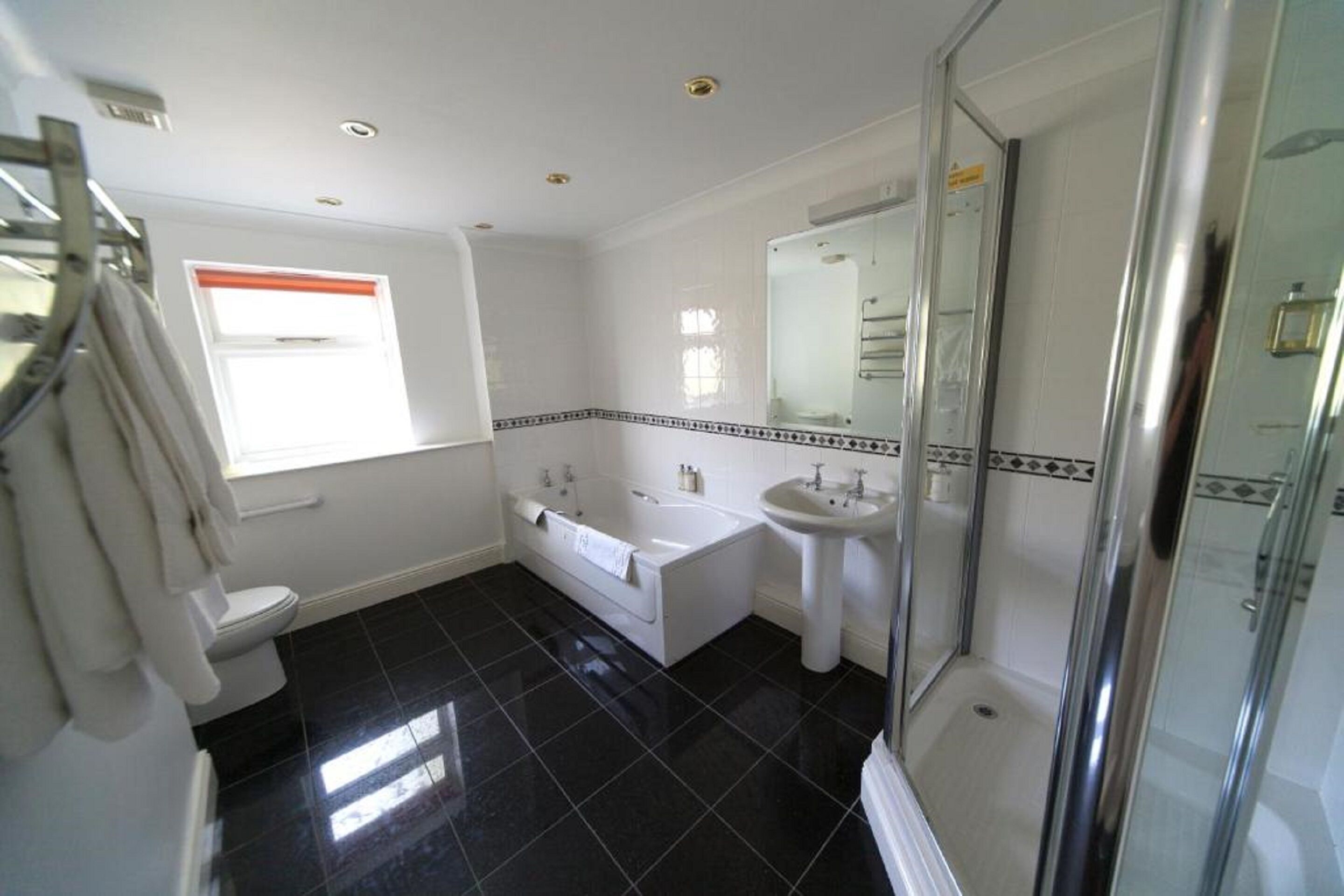 superior twin room, hill view | bathroom | combined shower/bathtub, free toiletries, hair dryer, towels