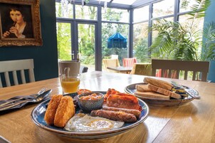 Daily full breakfast (GBP 15.00 per person)