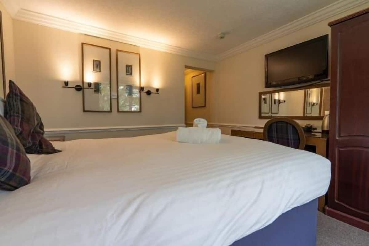 Desk, laptop workspace, iron/ironing board, free WiFi