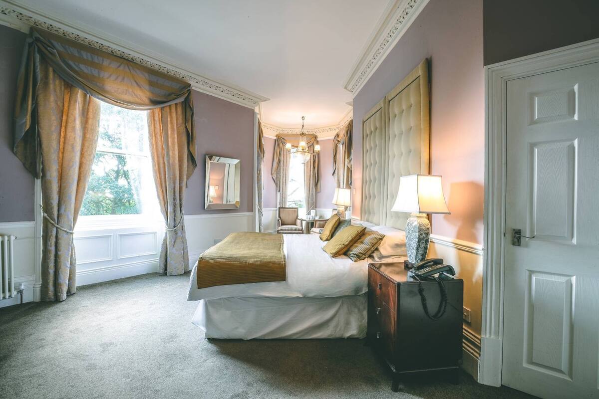 King Suite | Desk, laptop workspace, iron/ironing board (on request), free WiFi