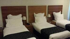 Minibar, iron/ironing board, bed sheets, alarm clocks - Cervantes Pinnacles Motel (Cervantes)