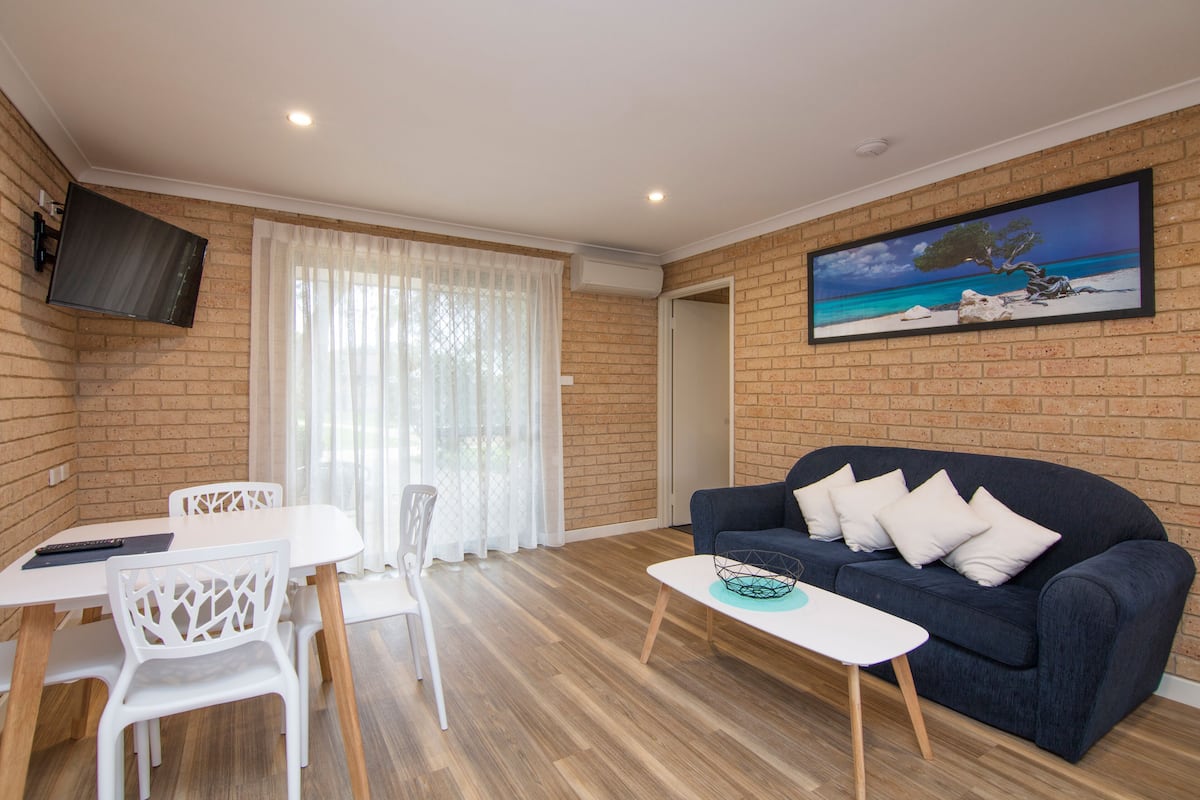 Comfort Room | Living room | Flat-screen TV