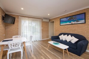 Comfort Room | Living room | Flat-screen TV - Cervantes Pinnacles Motel (Cervantes)