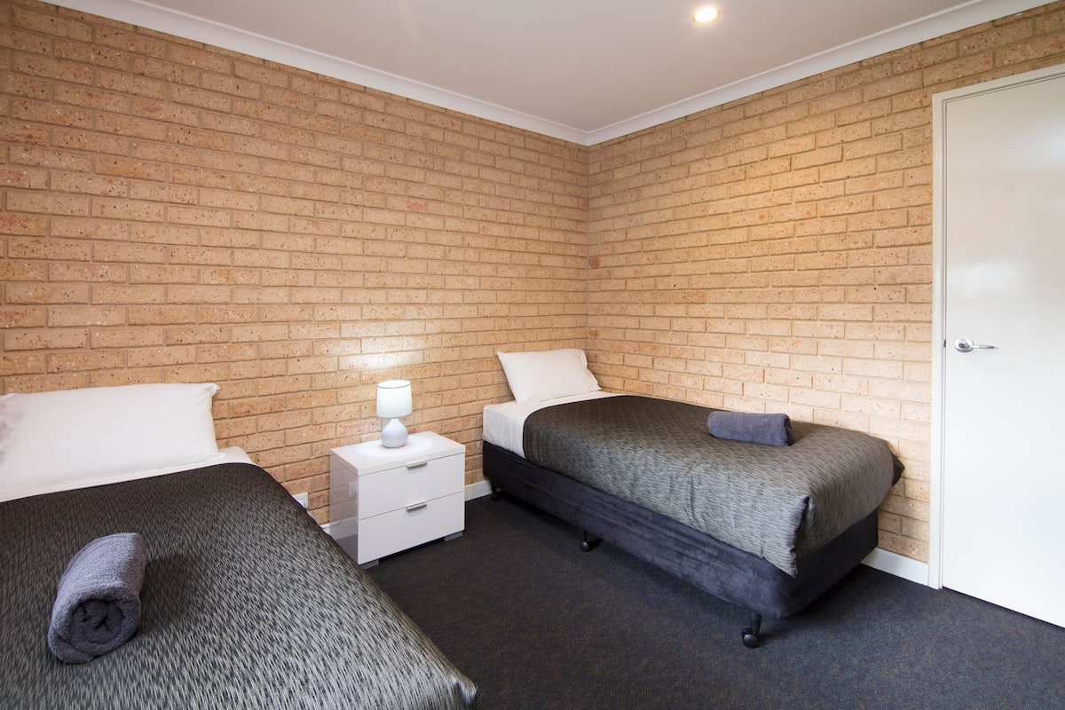 Family Room | Minibar, iron/ironing board, bed sheets, alarm clocks