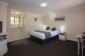 Standard Double or Twin Room | Minibar, iron/ironing board, bed sheets, alarm clocks - Cervantes Pinnacles Motel (Cervantes)