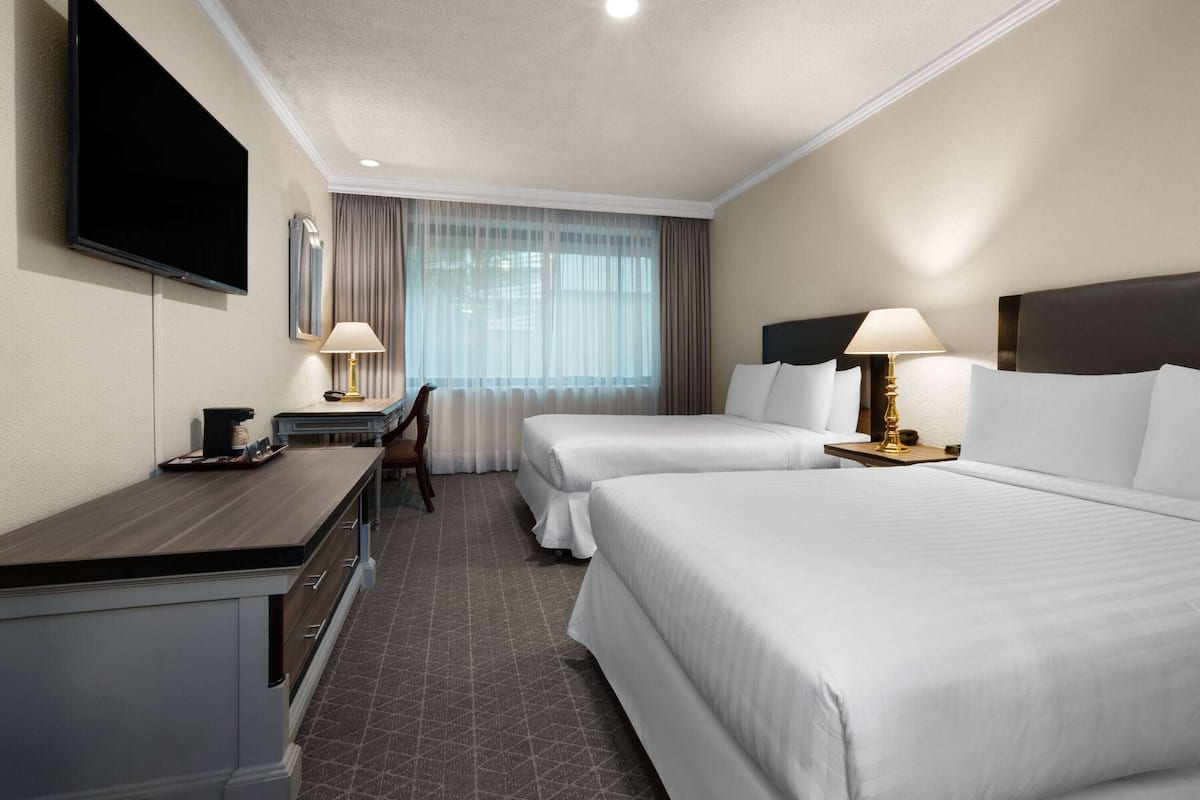 Standard Room, 2 Katil Ratu (Queen), Non Smoking | Peralatan tempat tidur premium, tilam berlapik, peti besi dalam bilik