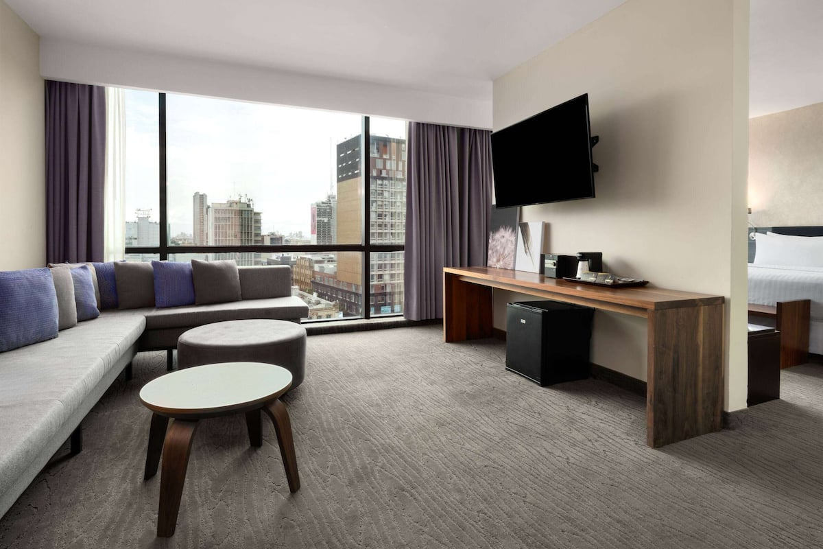 Junior Suite, 1 Katil Raja (King), Non Smoking | Peralatan tempat tidur premium, tilam berlapik, peti besi dalam bilik