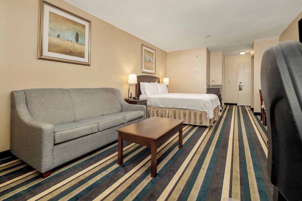 1 bedroom, premium bedding, down comforters, pillowtop beds