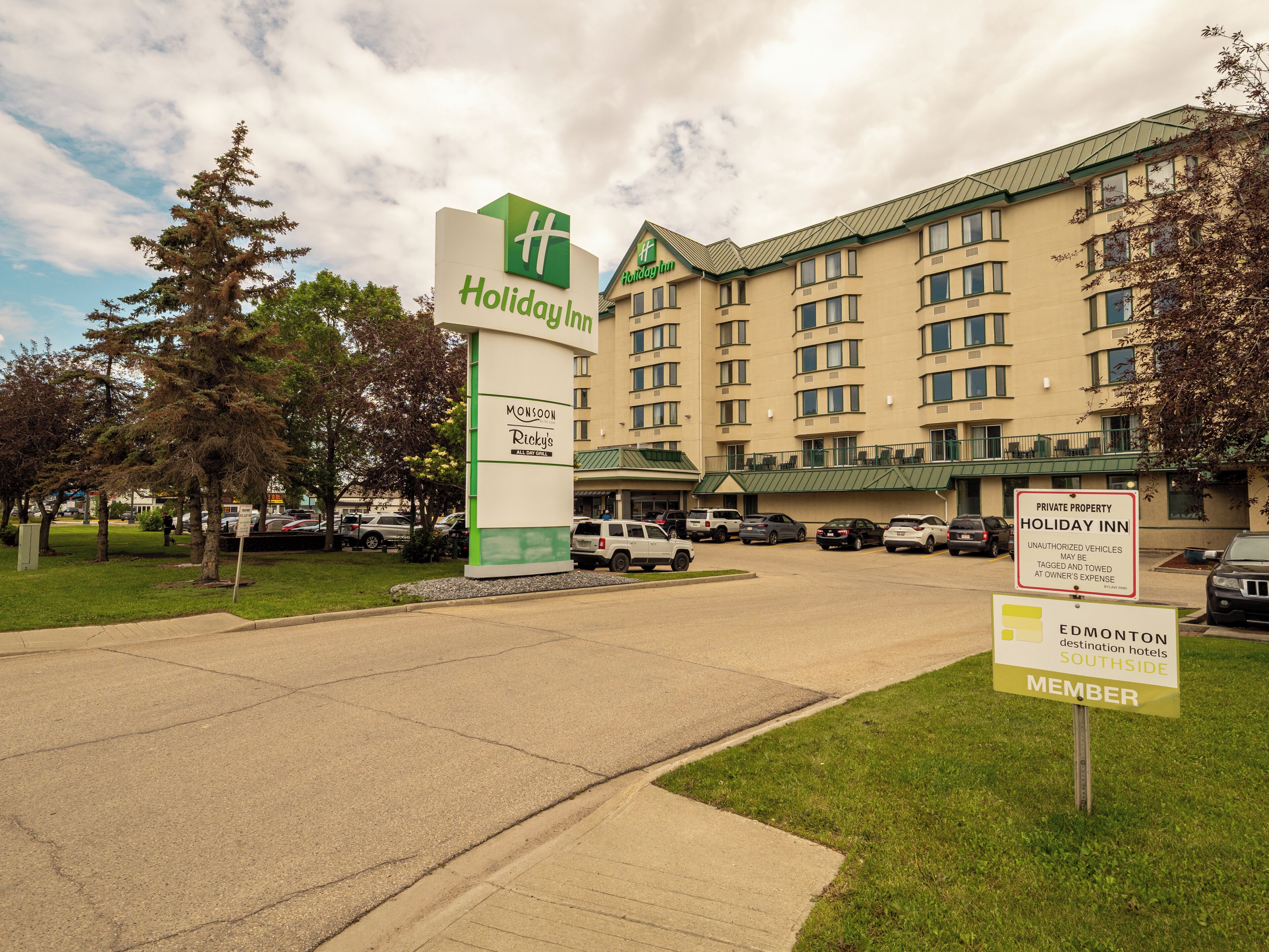 A Holiday Inn hotel with a sign for Monsoon Rick's All Day Grill.