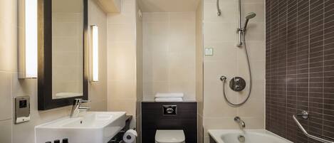 Ein modernes Badezimmer mit Waschbecken, Toilette und Badewanne.