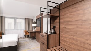 1 chambre, bureau, fer et planche à repasser, lit de bébé (gratuit)