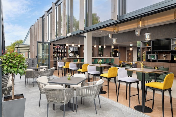 Terrace/patio - Holiday Inn London Gatwick - Worth by IHG (Crawley)