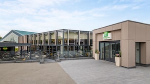 Exterior - Holiday Inn London Gatwick - Worth by IHG (Crawley)