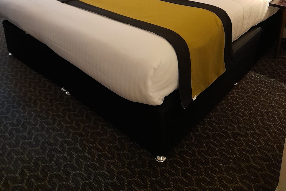 Kamar Standar, 1 Tempat Tidur Double, akses difabel, Bebas Asap Rokok (Standard Accessible) | Brankas, meja kerja, ruang kerja ramah laptop, dan tirai kedap cahaya