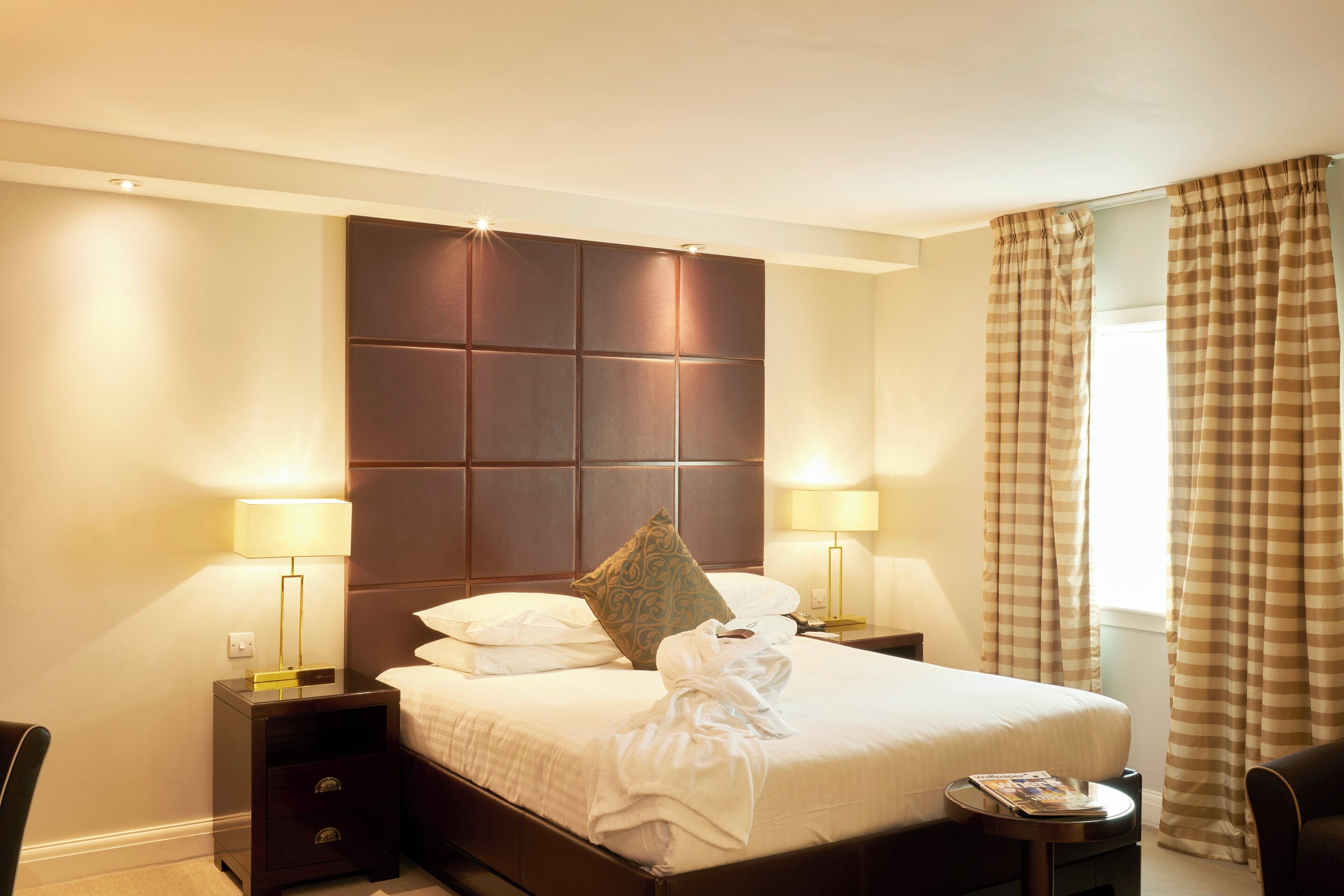 Rom – deluxe, 1 dobbeltseng (Club Room) | Safe på rommet, skrivebord og skrivebord for bærbar PC