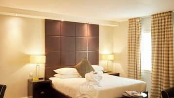 Rom – deluxe, 1 dobbeltseng (Club Room) | Safe på rommet, skrivebord og skrivebord for bærbar PC