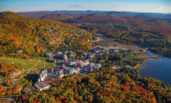 A town with a central square, surrounding buildings, and a lake. - Residence Inn by Marriott Mont Tremblant Manoir Labelle (Mont-Tremblant)