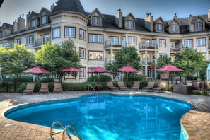 Seasonal outdoor pool, pool umbrellas, lifeguards on site - Residence Inn by Marriott Mont Tremblant Manoir Labelle (Mont-Tremblant)