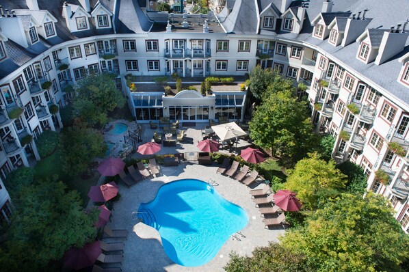 Piscine extérieure en saison, parasols, maître nageur