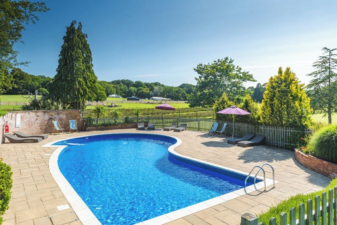 Kolam renang outdoor, dengan kursi berjemur