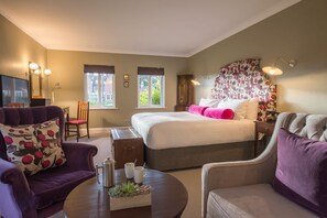 Suite supérieure | Literie de qualité, décor unique, ameublement unique, bureau