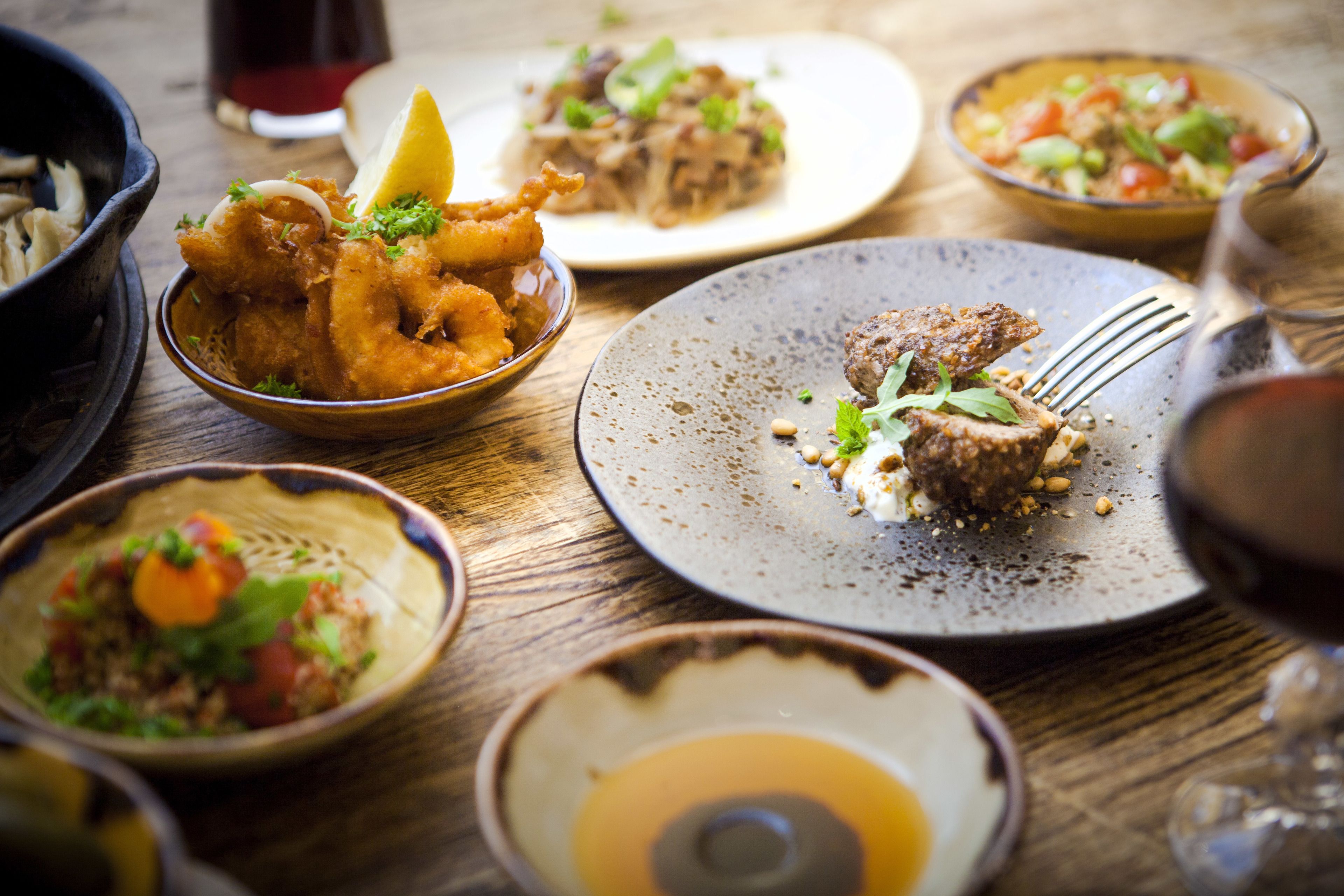 Frühstück, Mittagessen, mediterrane Küche, Blick auf den Garten 